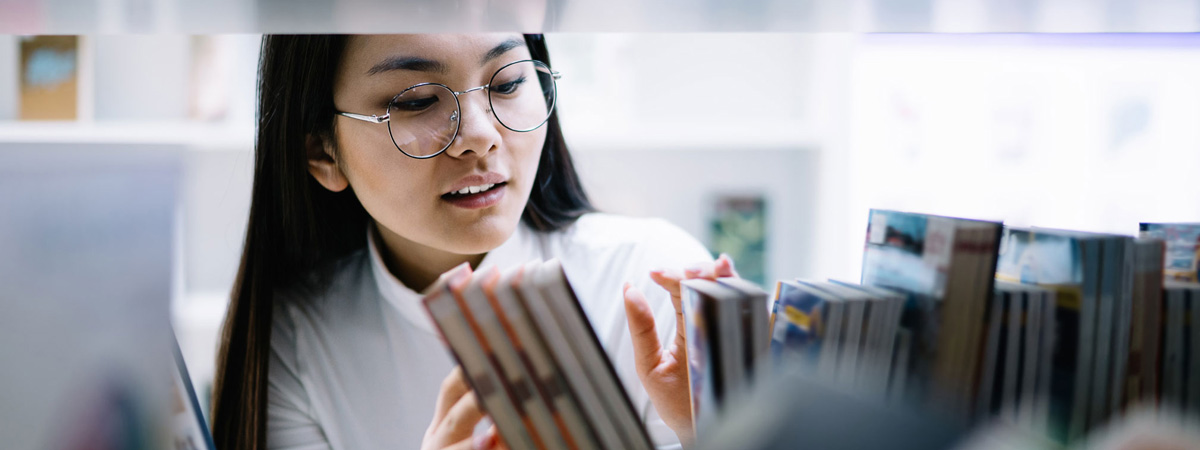 Jeune femme consultant des livres