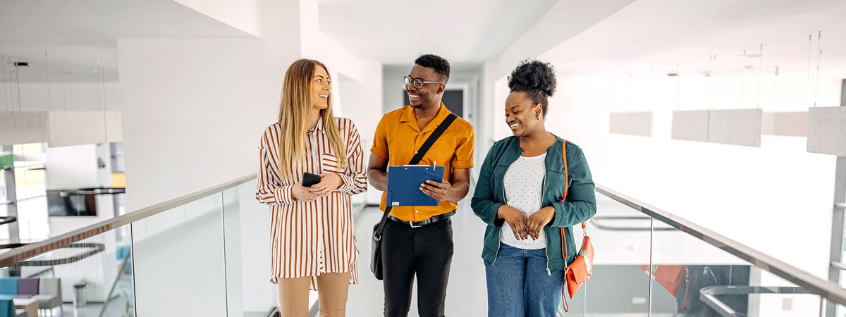 Groupe d’étudiants marchant