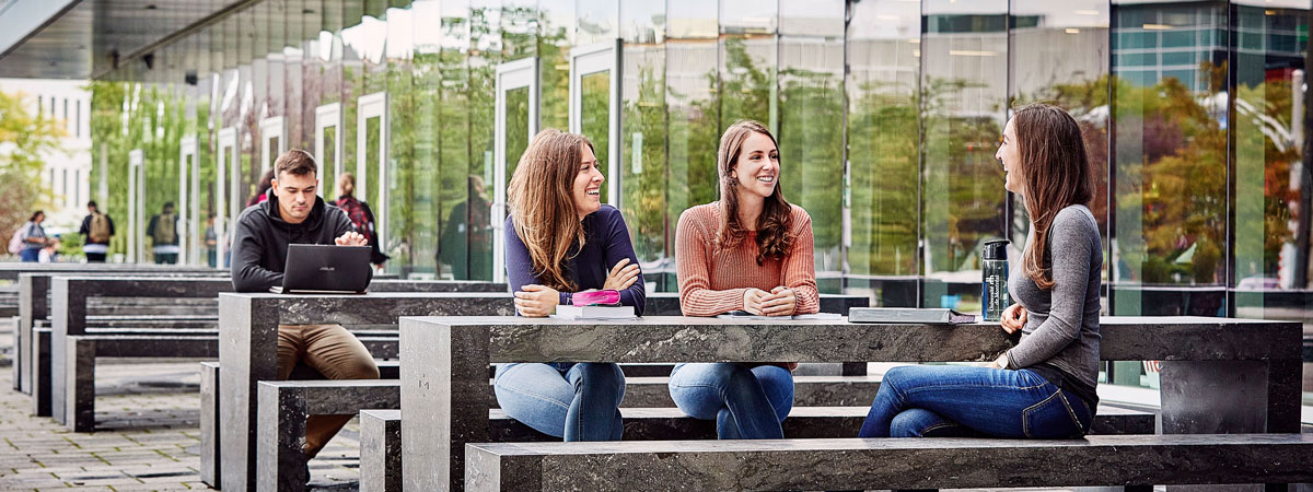 Groupes d'étudiants de l’Université de Montréal attablés dehors