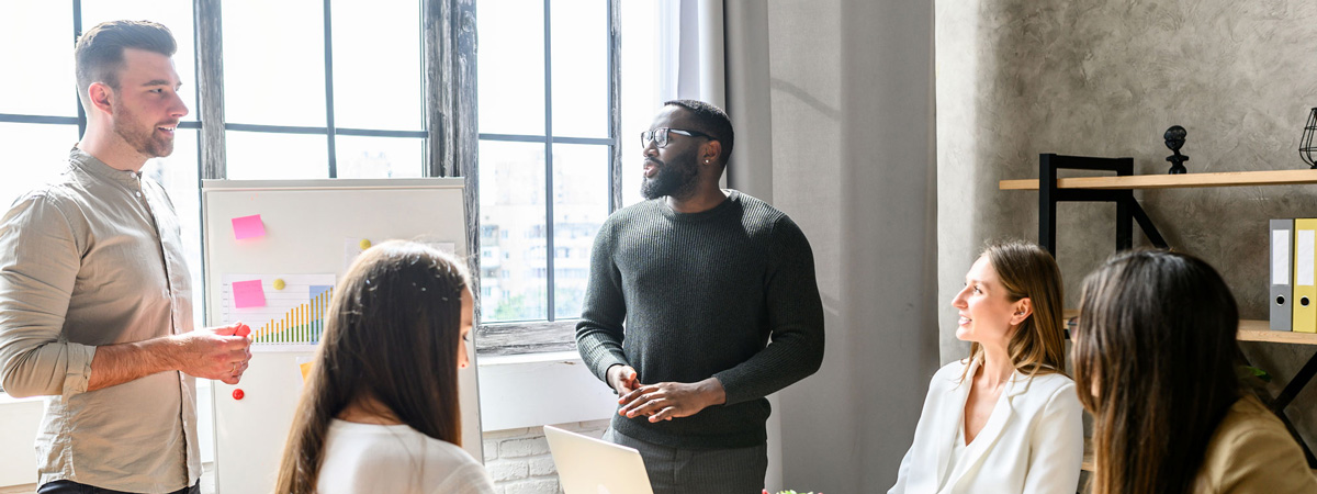 Équipe de collègues au travail