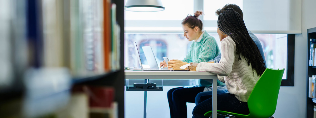Groupe d’étudiants à l’étude
