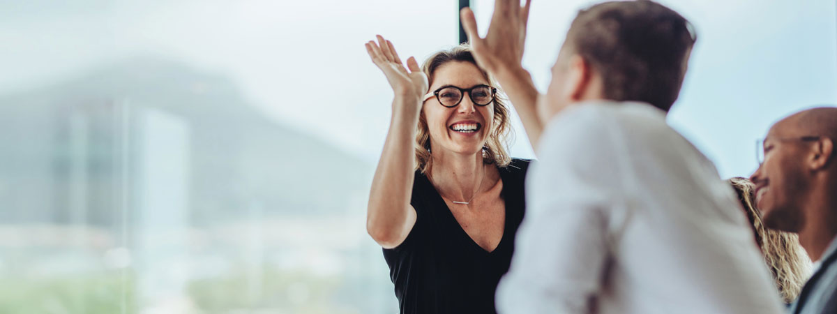Équipe au travail se félicitant